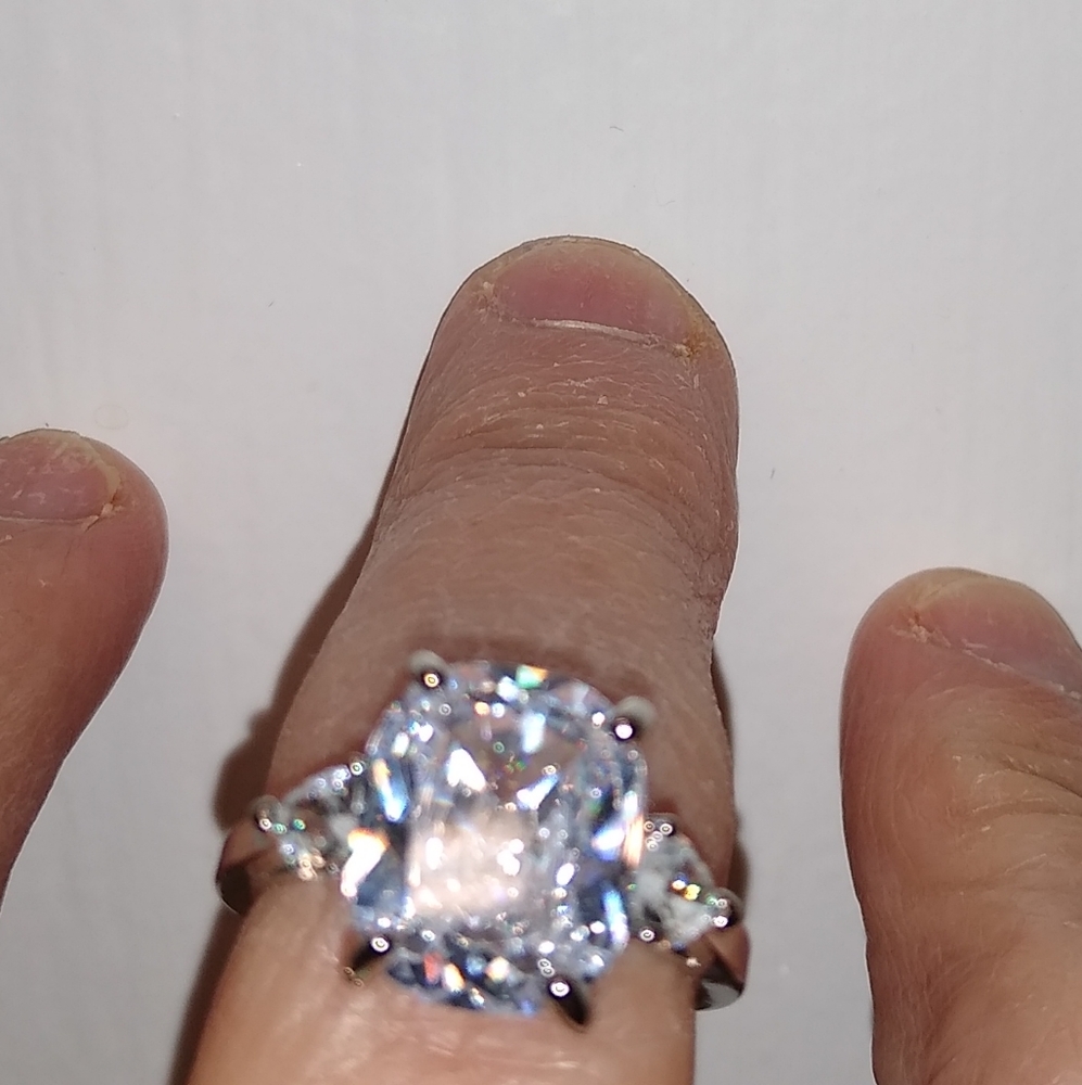 NWT 3 STONE WHITE SAPPHIRE RING - Picture 3 of 6